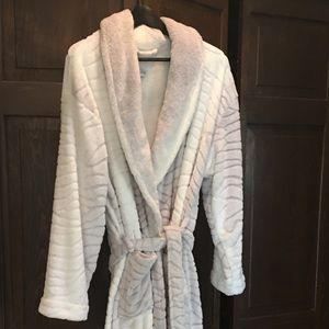 Anne Klein Robe - Deliciously soft!